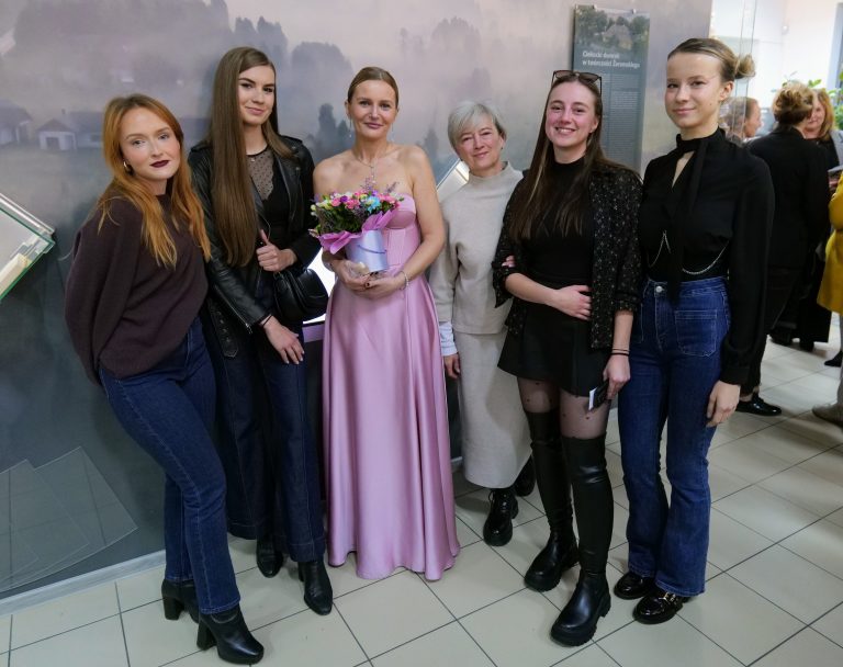 Dr Katarzyna Lisowska ze studentami i absolwentami Instytutu Muzyki UJK.