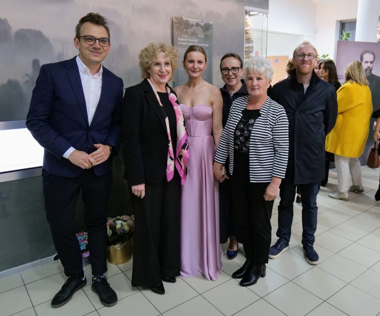 Zdjęcie z władzami uczelni, wydziału i instytutu.