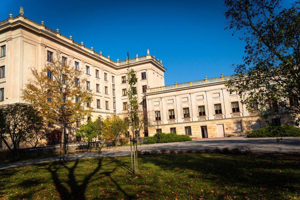 Komunikat w sprawie jednorazowego świadczenia świątecznego w 2025 r. dla byłych pracowników UJK, którzy nie skorzystali z dofinansowania wypoczynku organizowanego we własnym zakresie (tzw. „wczasy pod gruszą”)