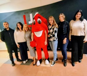 Akcja oddawania krwi. Uczestnicy z "kropelką". 