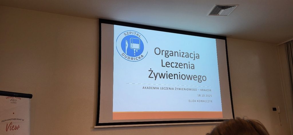 Na zdjęciu znajduje się wyświetlona prezentacja z napisem Organizacja Leczenia Żywieniowego