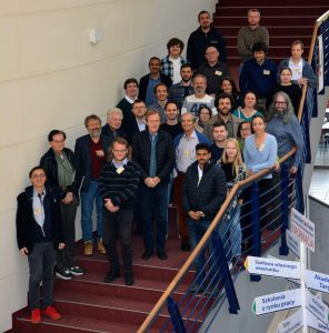 Fizycy na schodach w  budynku Wydziału Nauk Ścisłych i Przyrodniczych. 