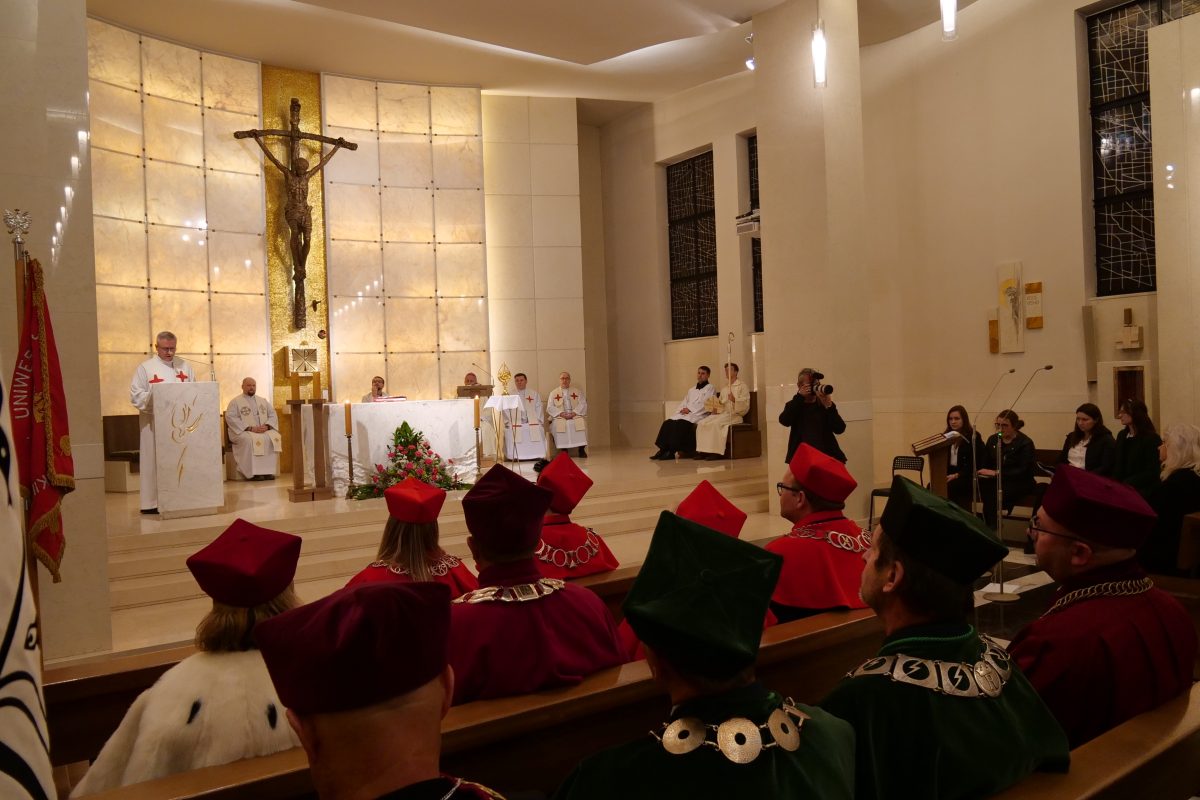 wnętrze Kościoła Akademickiego, na pierwszym planie władze rektorskie w togach, a na drugim duchowni celebrujący mszę.