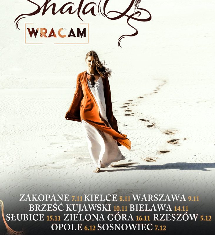 Plakat promujący trasę koncertową „Wracam” zespołu ShataQS. Na środku kobieta w białej sukni i pomarańczowym płaszczu idzie boso po piasku. Na górze widnieje logo ShataQS, a poniżej lista miast i dat koncertów: od 7 listopada w Zakopanem do 7 grudnia w Sosnowcu. Na dole logotypy organizatorów i partnerów medialnych.