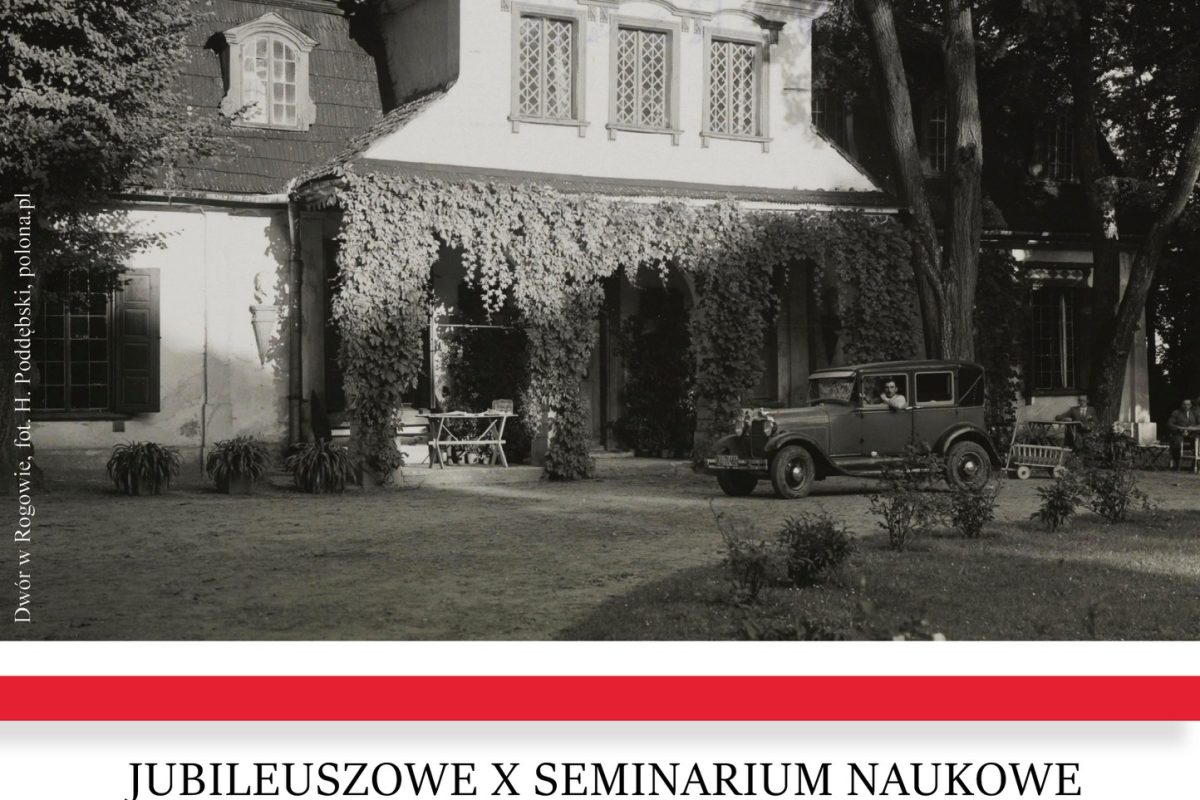 Plakat jubileuszowego X seminarium naukowego „Dwór Polski. Zjawisko historyczne i kulturowe”, które odbędzie się 6–7 listopada 2025 roku. W tle czarno-białe zdjęcie dworku w Rogowie, przed którym stoi zabytkowy samochód. Na dole logotypy organizatorów: Stowarzyszenia Historyków Sztuki i Uniwersytetu Jana Kochanowskiego w Kielcach.