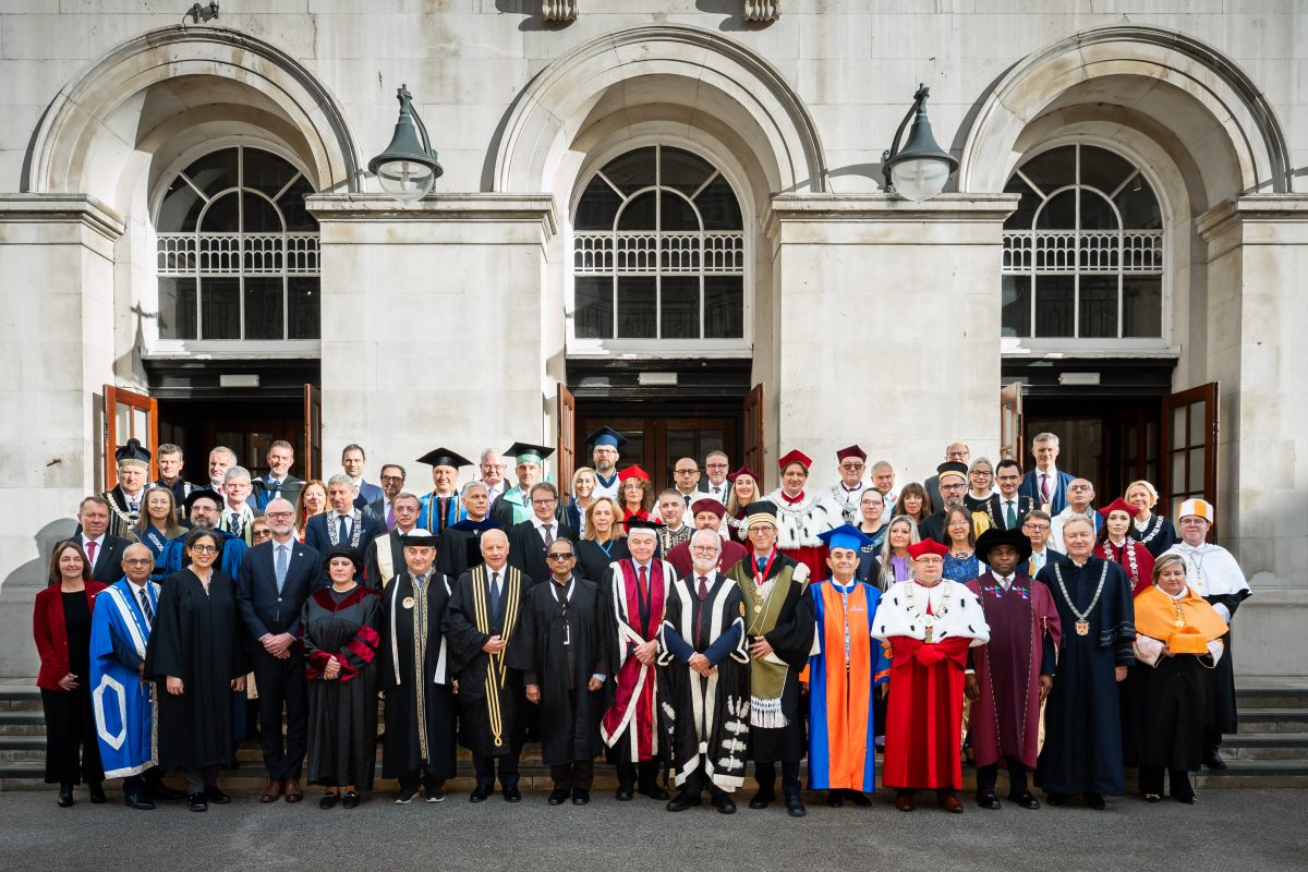 Rektorzy uniwersytetów przed budynkiem King’s College London