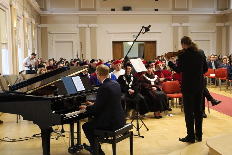 Marek Żebrowski z tytułem Doktora Honoris Causa UJK