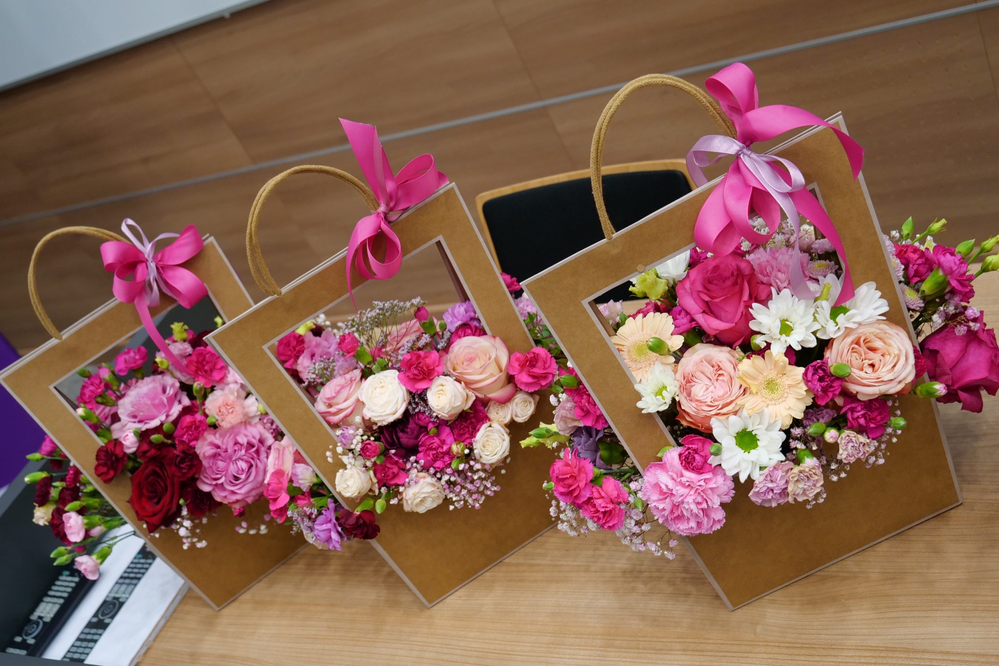 bukiety kwiatów w ozdobnych koszach