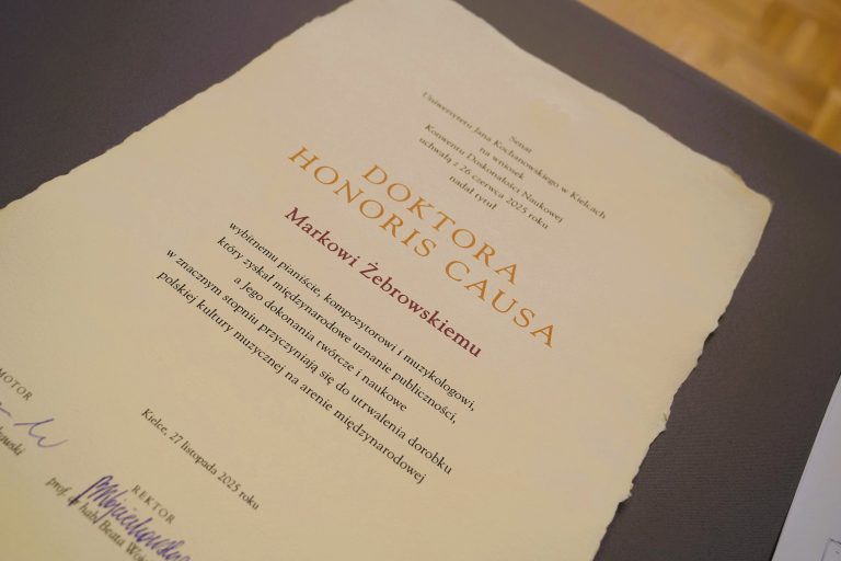 Marek Żebrowski z tytułem Doktora Honoris Causa UJK