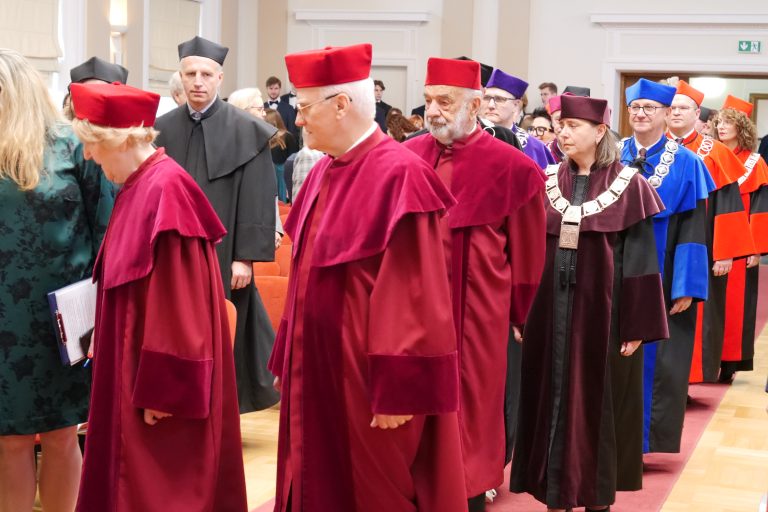 Marek Żebrowski z tytułem Doktora Honoris Causa UJK