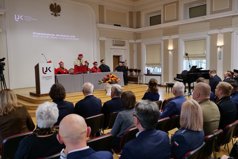 Marek Żebrowski z tytułem Doktora Honoris Causa UJK