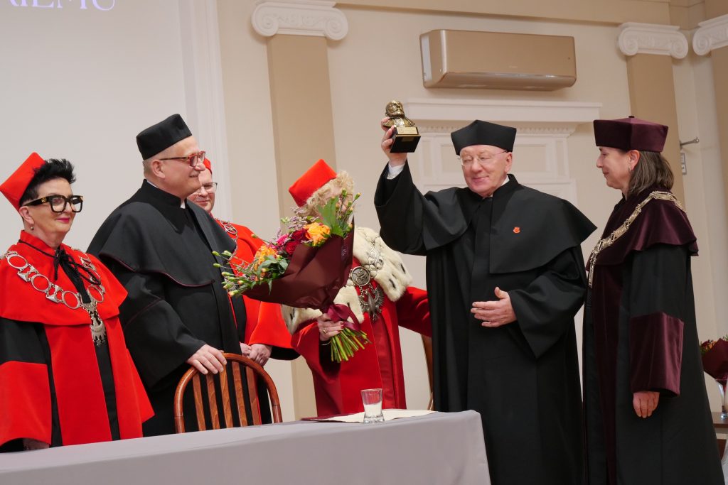 Marek Żebrowski z tytułem Doktora Honoris Causa UJK