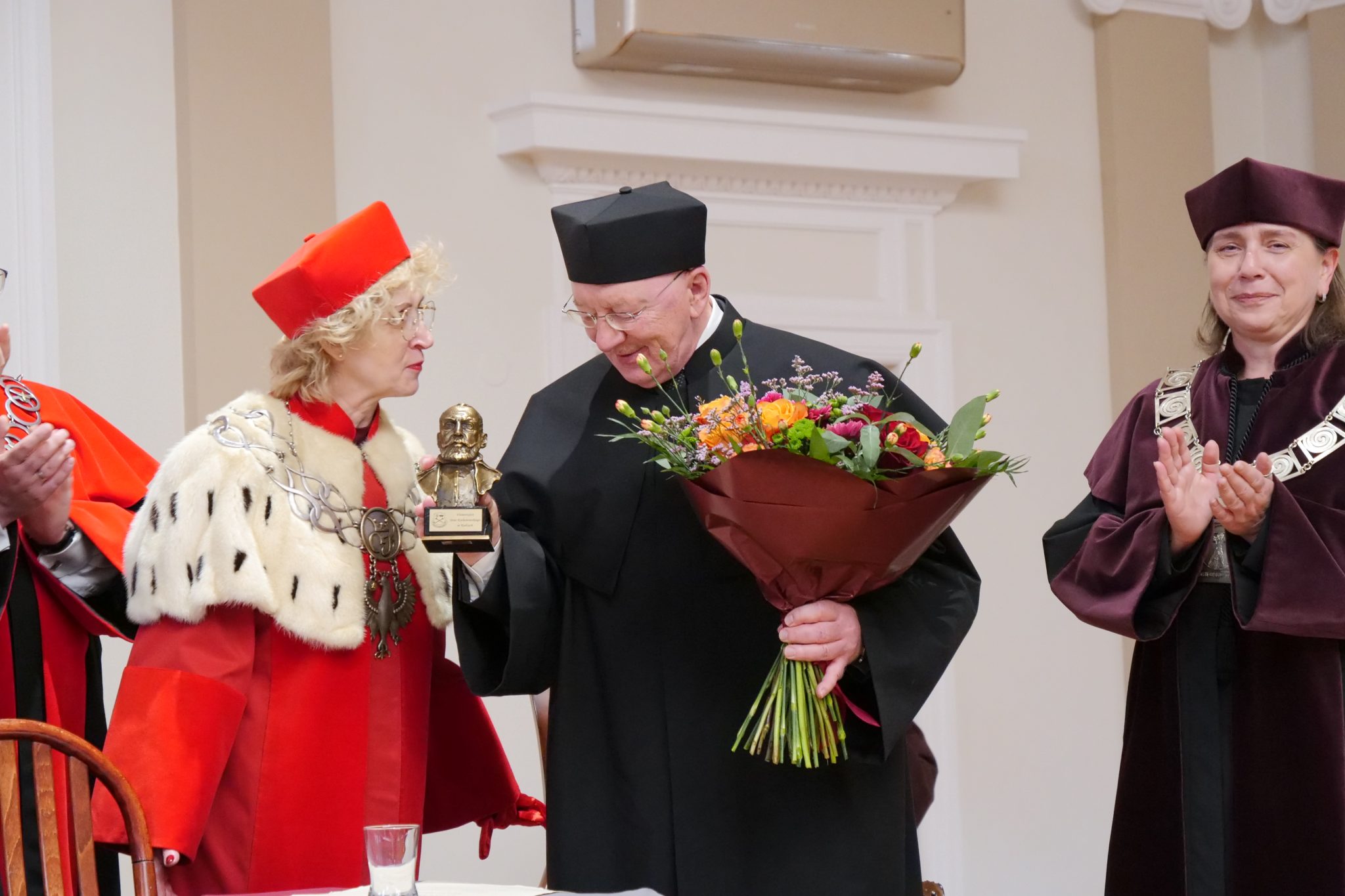 Marek Żebrowski z tytułem Doktora Honoris Causa UJK