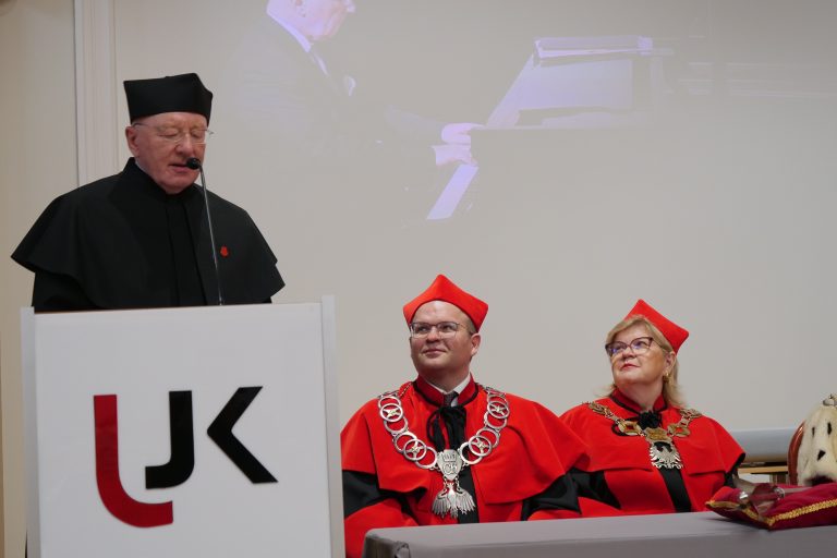 Marek Żebrowski z tytułem Doktora Honoris Causa UJK