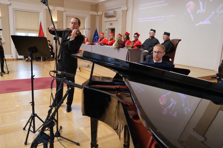 Marek Żebrowski z tytułem Doktora Honoris Causa UJK