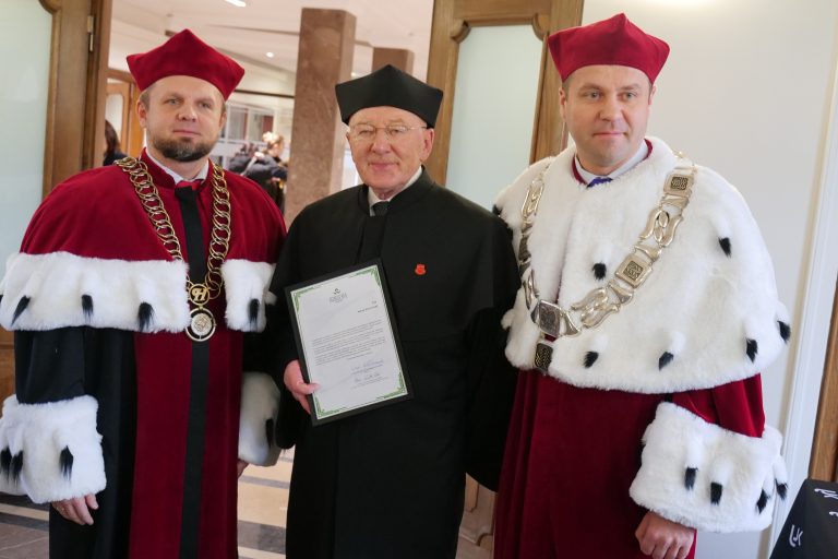 Marek Żebrowski z tytułem Doktora Honoris Causa UJK