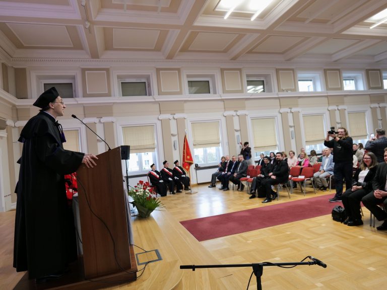 Przemawia prof. Francesco Giacosa, dyrektor Szkoły Doktorskiej UJK.