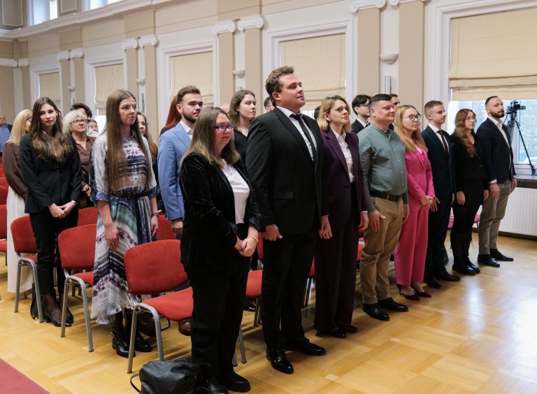 Osoby rozpoczynające naukę w Szkole Doktorskiej UJK.