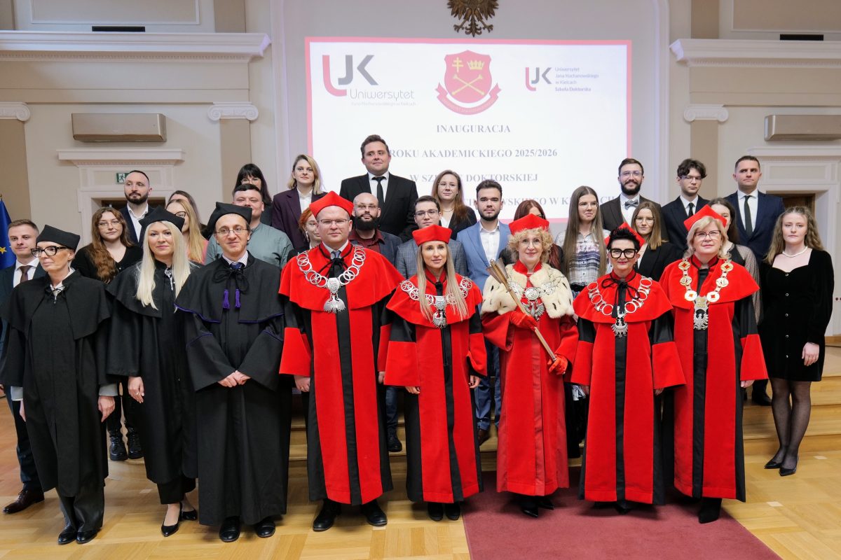 Uczestnicy i przedstawiciele Szkoły Doktorskiej UJK wraz z władzami uczelni.