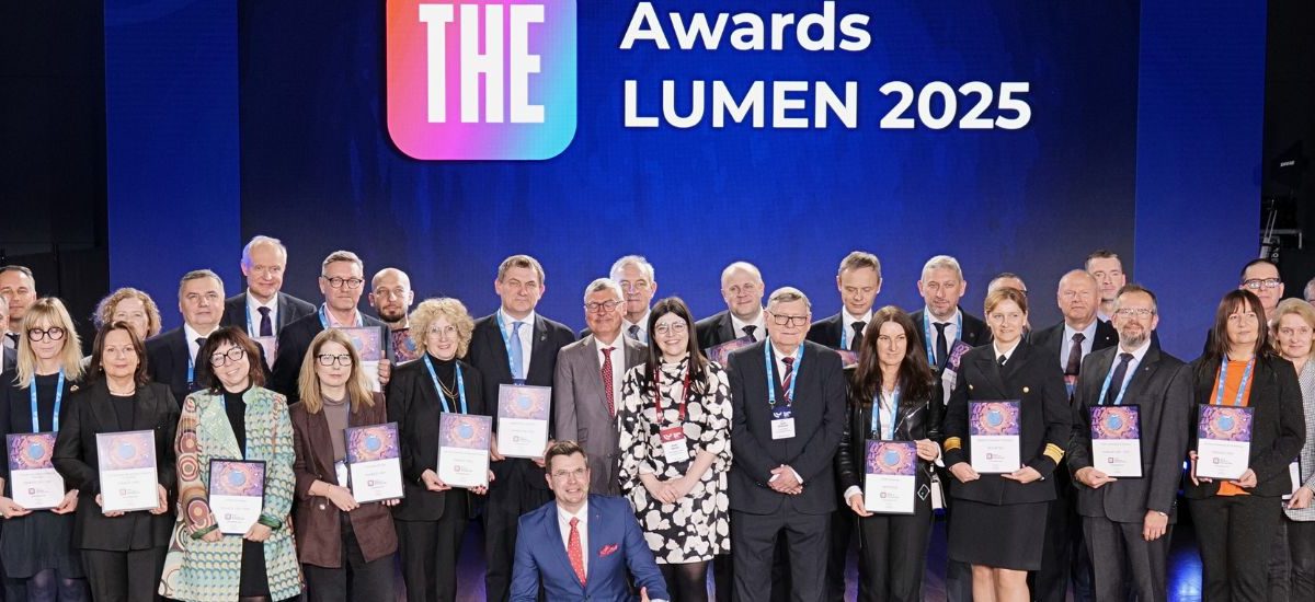 Osoby na scenie prezentują dyplomy