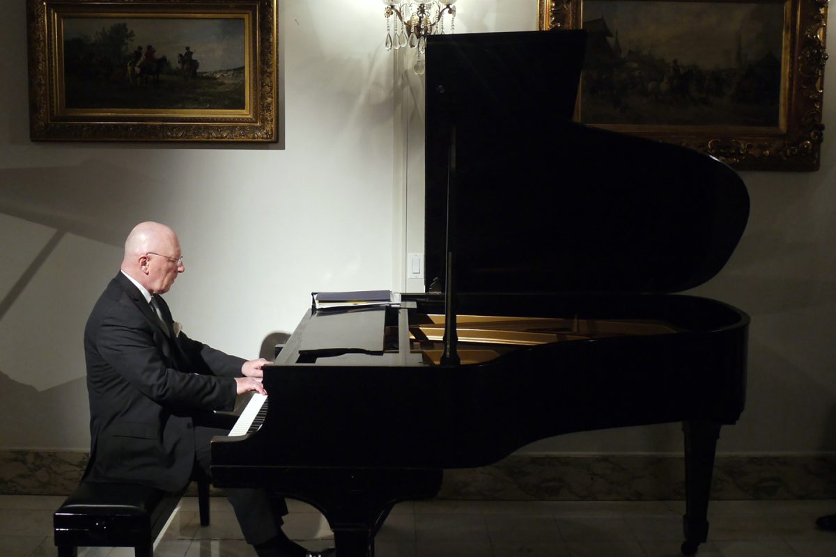 Marek Żebrowski podczas koncertu w Chicago