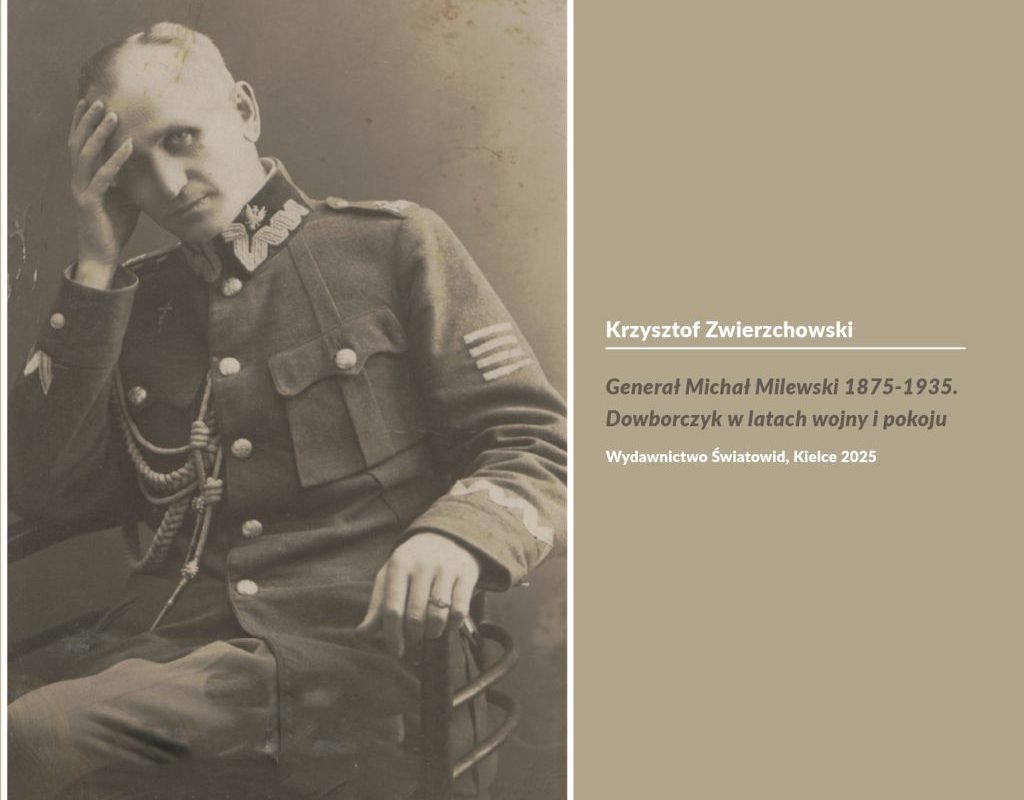 Czarno-biała fotografia mężczyzny w mundurze wojskowym siedzącego na krześle, z ręką opartą o głowę w zamyślonej pozie. Obok widnieje okładka książki w beżowym kolorze z tekstem: „Krzysztof Zwierzchowski. Generał Michał Milewski 1875–1935. Dowborczyk w latach wojny i pokoju. Wydawnictwo Światowid, Kielce 2025”.