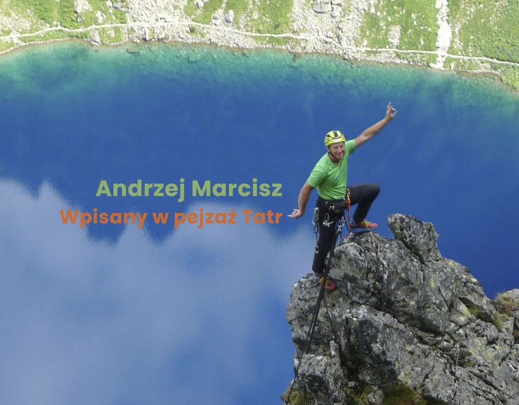 Na tle błękitnego górskiego jeziora stoi wspinacz ubrany w zieloną koszulkę i kask, trzymający się skały i pozujący z uniesioną ręką. Wokół widać strome, skaliste zbocza. Na obrazie znajduje się także tekst: „Andrzej Marcisz – Wpisany w pejzaż Tatr”.