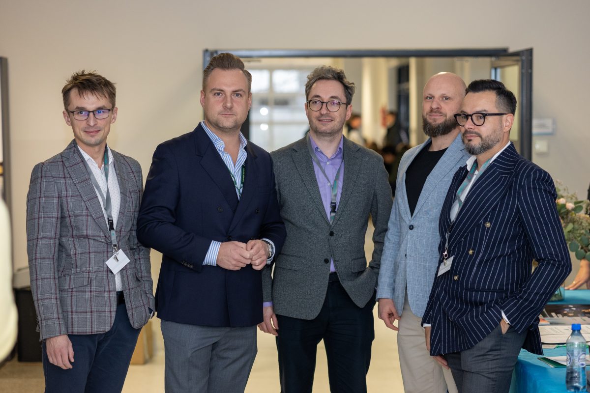 Prowadzący kurs - czterech mężczyzn na korytarzu