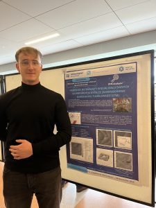 Kamil Jastrząb prezentujący swój projekt