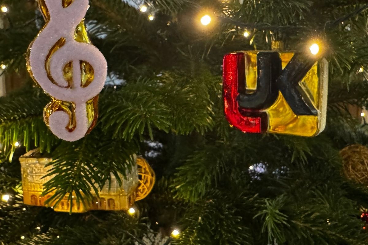 Ozdoby choinkowe na światecznym drzewku