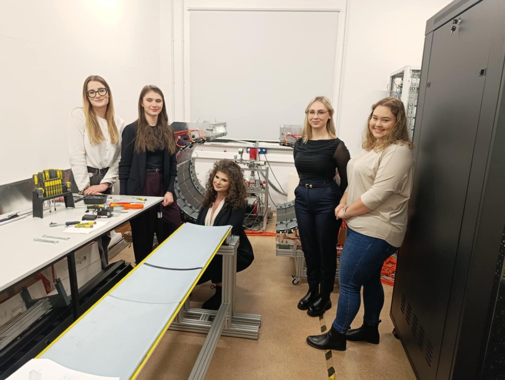 Na zdjęciu widać 5 studentek kierunku Fizyka Medyczna w specjalistycznym labotratorium