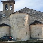 Zabytkowy, kamienny kości&oacute;ł z dwiema dzwonnicami i zegarem ściennym. Budowla charakteryzuje się surową, romańską architekturą.