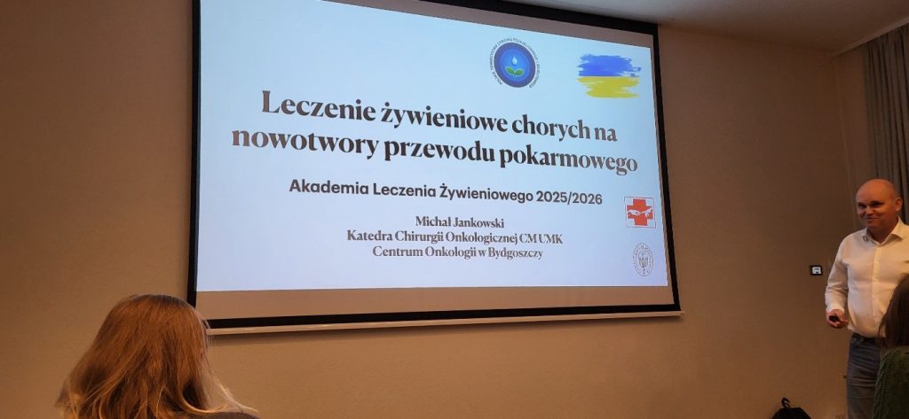 na zdjęciu widać wyświetloną prezentację z gł&oacute;wnym tytułem Leczenie żywieniowe chorych na nowotowry przewodu pokarmowego