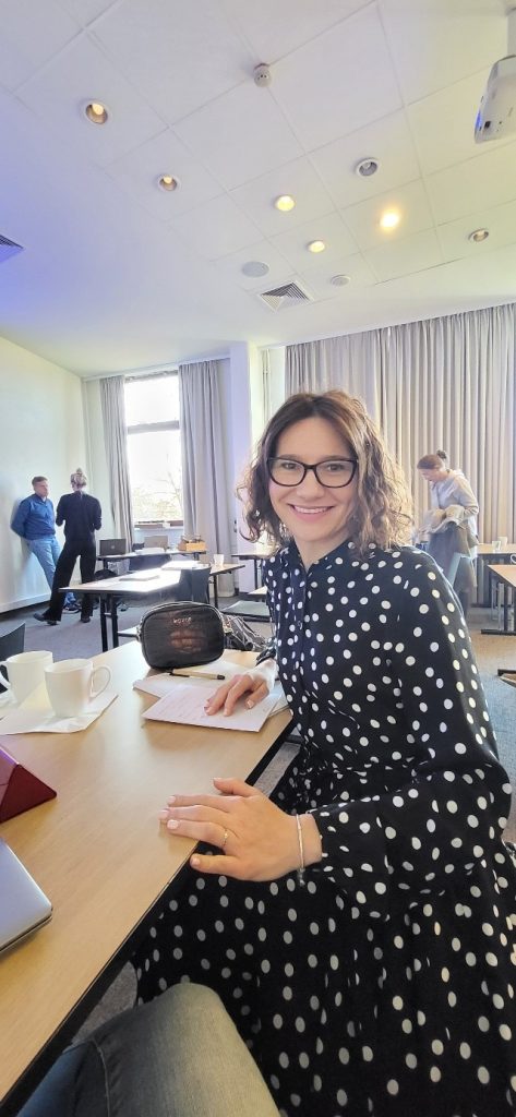 Na zdjęciu w sali szkoleniowej widać dr Kamilę Sobaś, kt&oacute;ra jest pracownikiem Uniwersytetu Jana Kochanowskiego w Kielcach i bierze udział w szkoleniu.