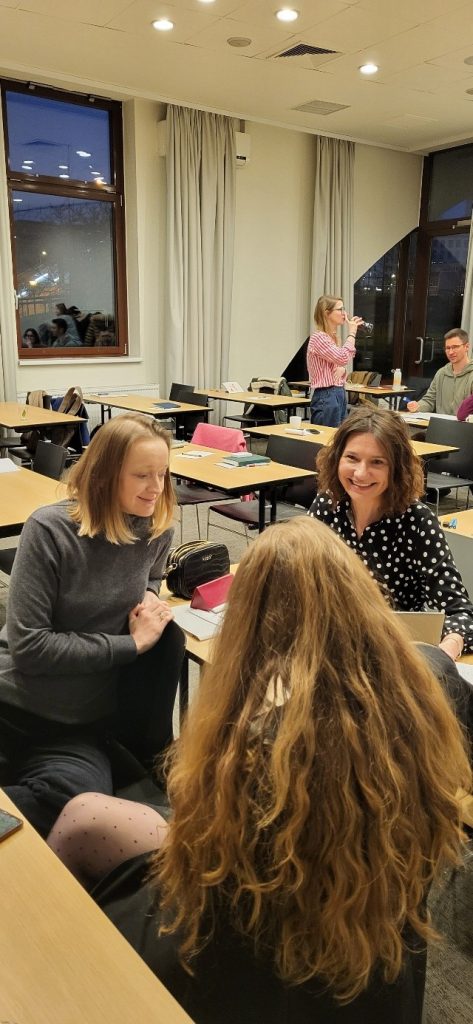 Na zdjęciu w sali szkoleniowej widać postacie uczestnik&oacute;w szkolenia oraz dr Kamilę Sobaś.