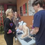 Dr Edyta Laurman-Jarząbek przy stoisku SKN Polskiego Towarzystwa Pielęgniarskiego CM UJK z fantomami