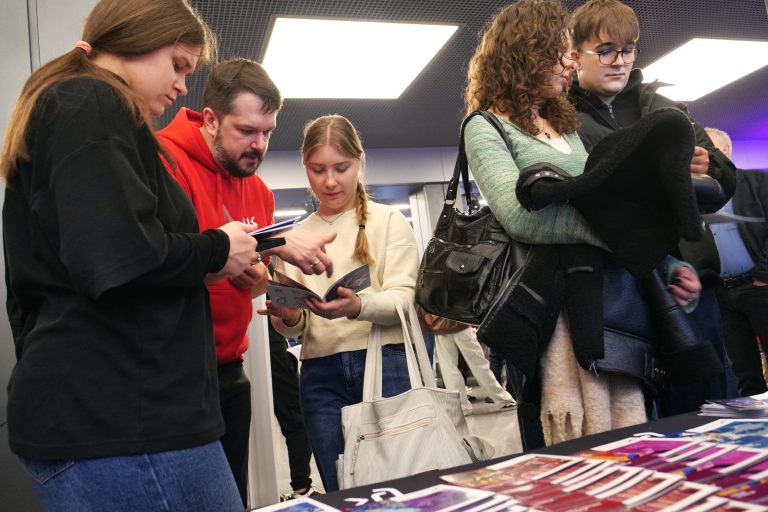 Przedstawiciele uczelni przedstawiają młodzieży ofertę kierunków studiów na UJK