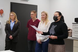 Prowadzący warsztaty wręczają certyfikaty uczestnikom