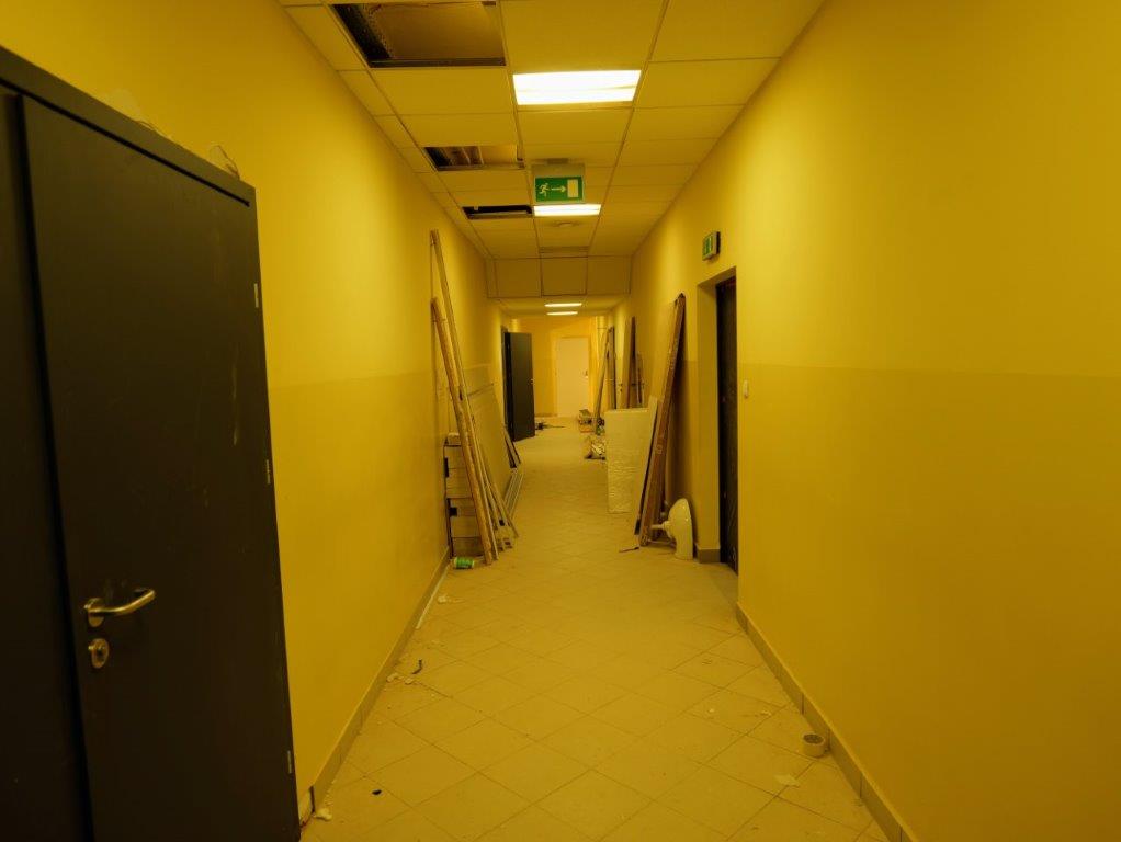 Widok remontowanego korytarza w Collegium Medicum UJK.