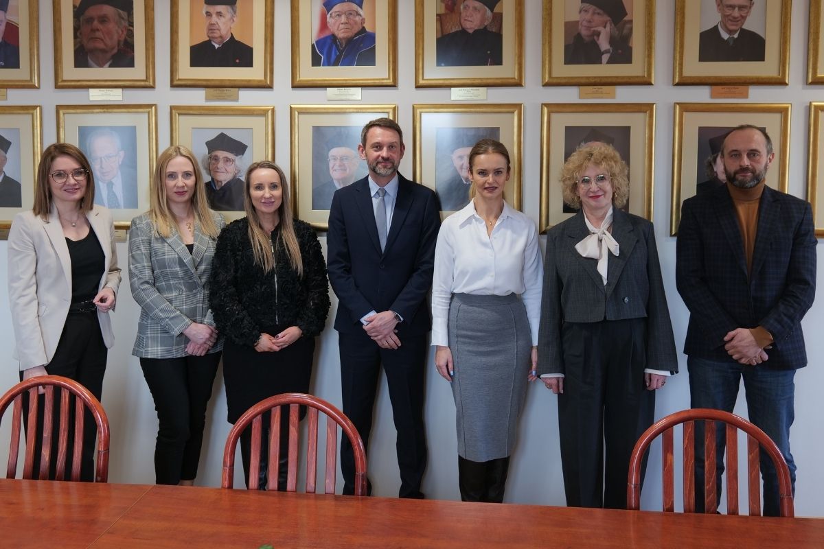 Uczestnicy projektu w Sali Portretowej w Rektoracie UJK