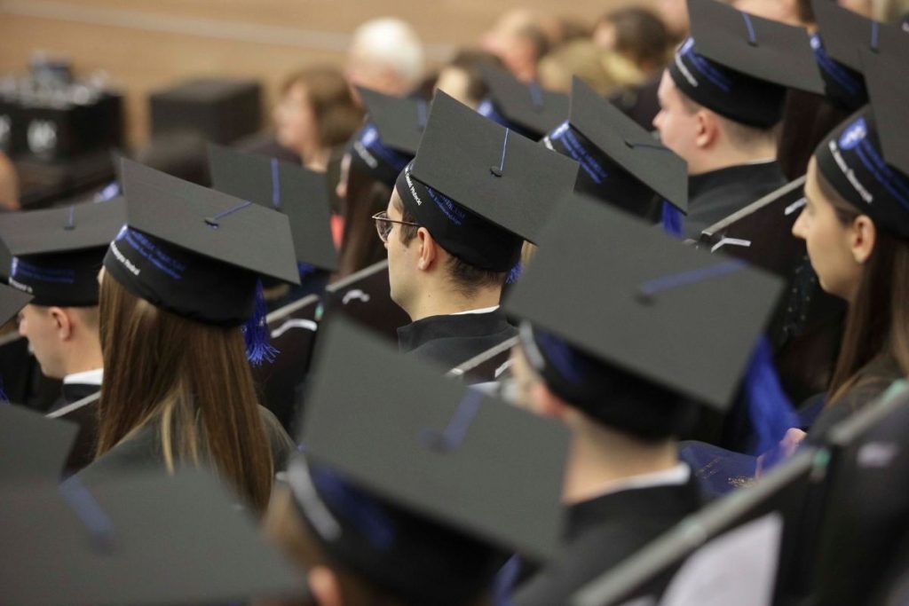 1500 zł miesięcznie dla studentów pierwszego roku.