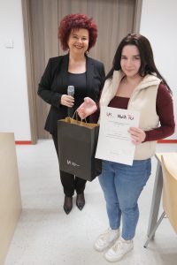 Dr hab. prof. UJK Marzena Marczewska z laureatką dyktanda, Anną Klik. 