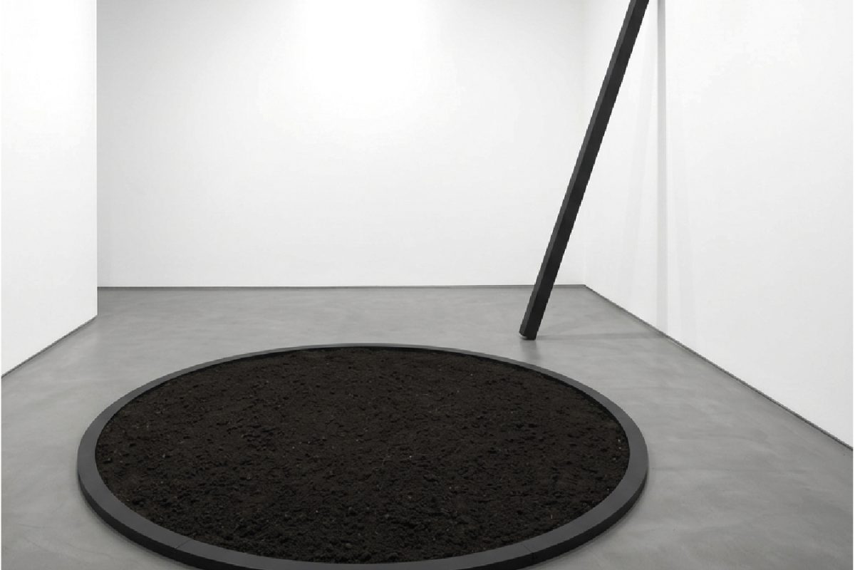 Plakat wystawy „Wyjazd studyjny” w kieleckim BWA (Galeria Dolna). Na zdjęciu minimalistyczna instalacja: czarny okrąg z ziemią na podłodze i czarna belka oparta o ścianę. Wernisaż: 10.04.2026, godz. 18:00. Kuratorzy: Wojciech Domagalski, Rafał Urbański. Wystawa trwa do 17.05.2026.