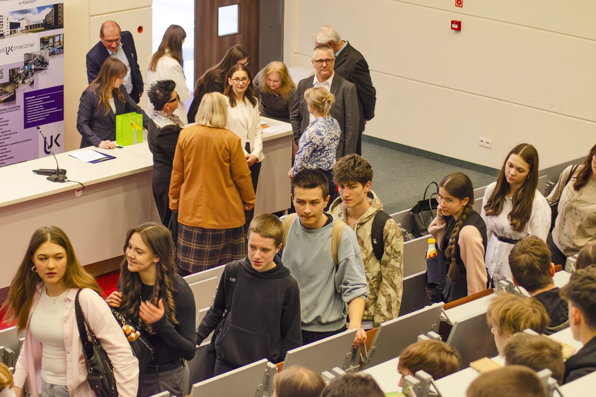 Licealiści podczas Święta Liczby Pi na WNŚiP UJK