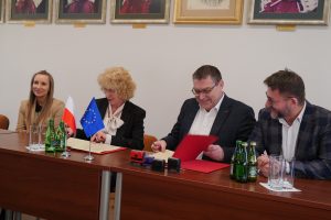 Władze UJK podczas podpisania umowy z przedstawicielami BGK