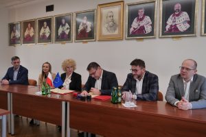 Władze UJK podczas podpisania umowy z przedstawicielami BGK