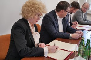 Władze UJK podczas podpisania umowy z przedstawicielami BGK