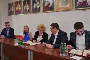 Władze UJK podczas podpisania umowy z przedstawicielami BGK