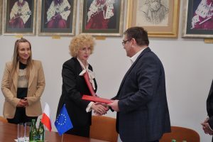 Władze UJK podczas podpisania umowy z przedstawicielami BGK