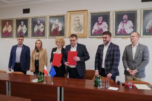 Władze UJK podczas podpisania umowy z przedstawicielami BGK